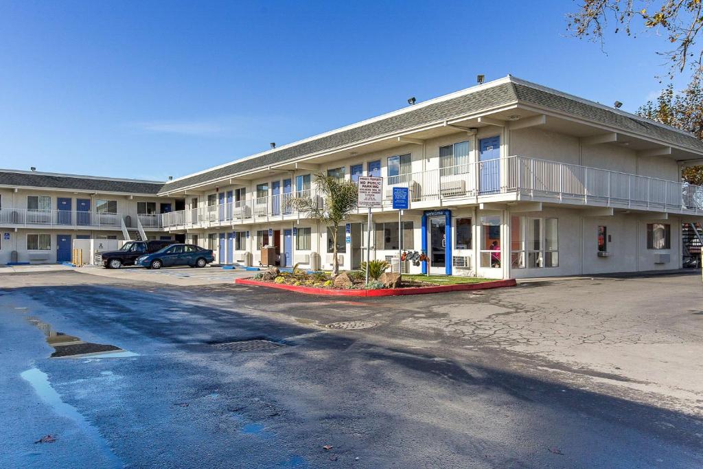 海沃德Motel 6 Hayward, CA- East Bay的大楼前的停车场