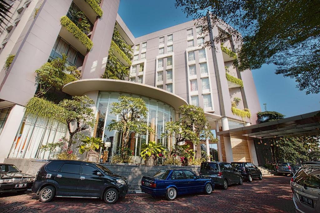 塞尔蓬塞尔彭瑟尔滨海酒店 的前面有汽车停放的建筑