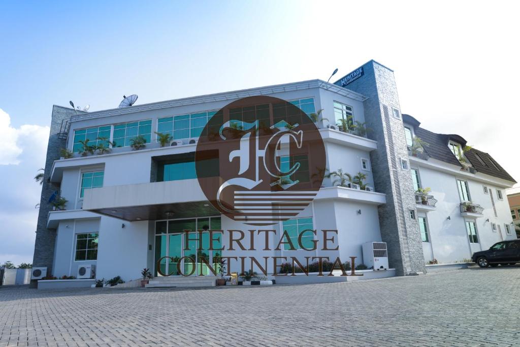 阿库雷Heritage Continental Hotel的一座建筑,上面有标志,上面写着Rilage锦标赛的标志