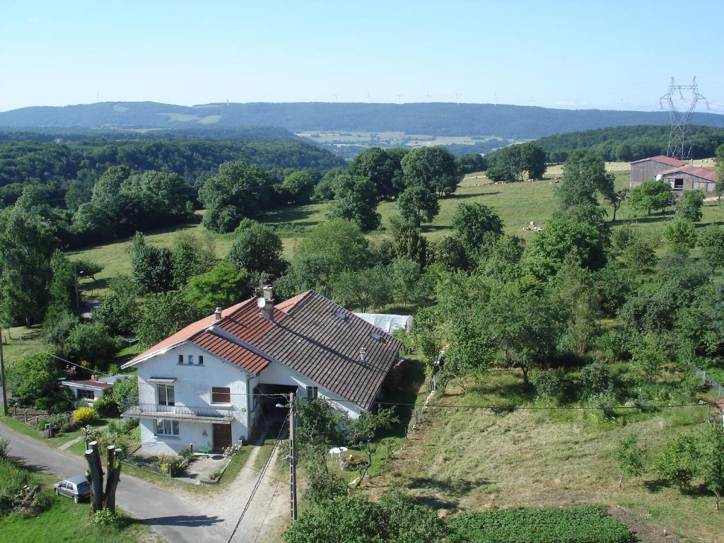 Provenchèregite Loca的山坡上一座白色房子,屋顶红色