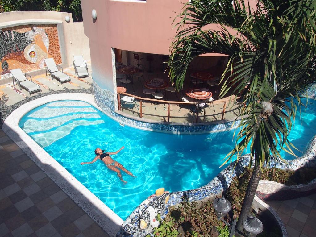 巴克里索莫雷诺港Eco Hotel Katarma的游泳的人