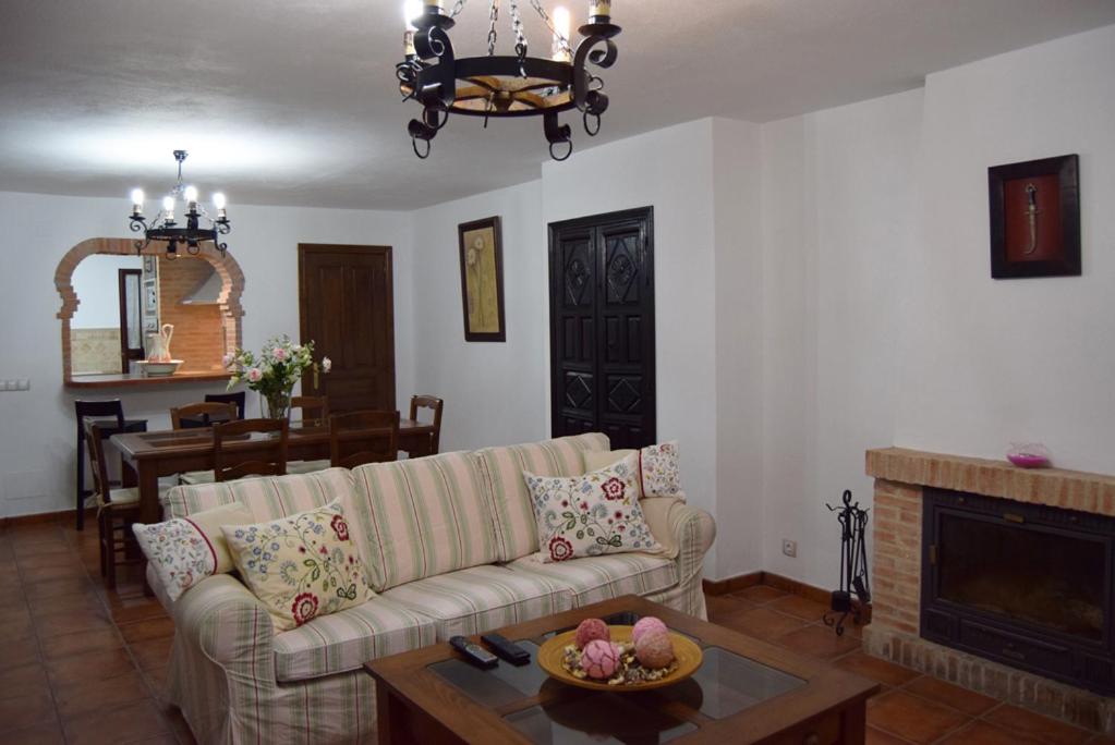 Cartajima罗萨里奥之家度假屋的客厅配有沙发和桌子