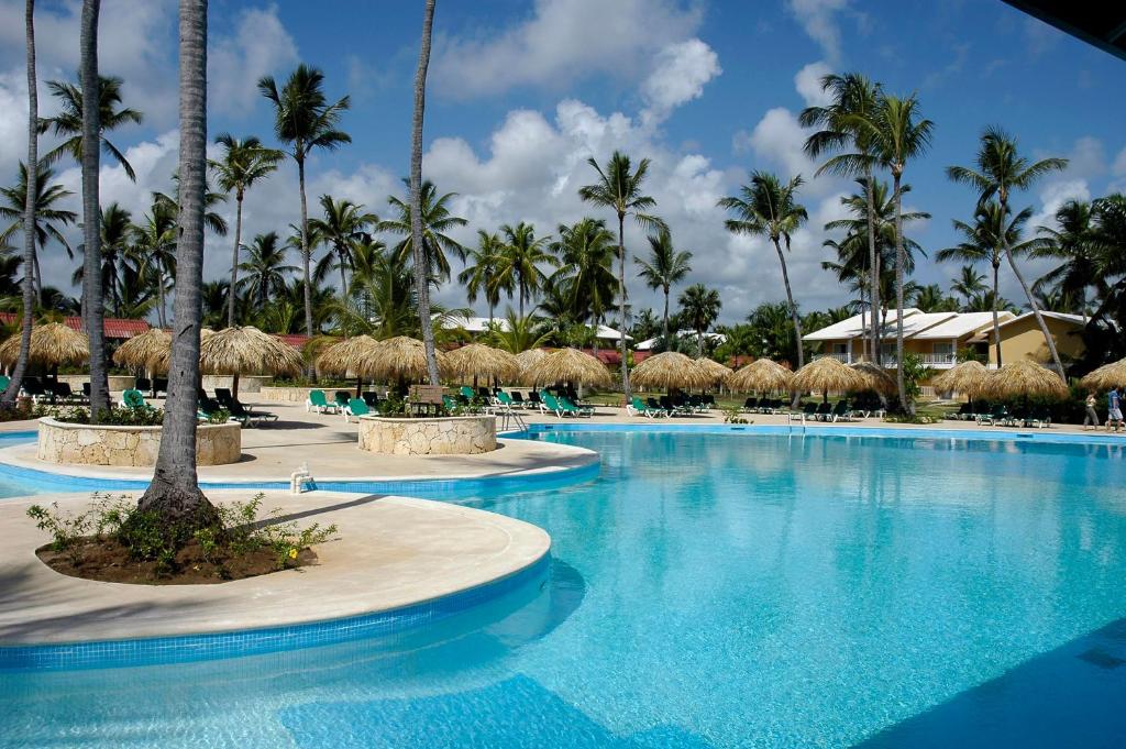 蓬塔卡纳Grand Palladium Bavaro Suites Resort & Spa - All Inclusive的棕榈树度假村的游泳池