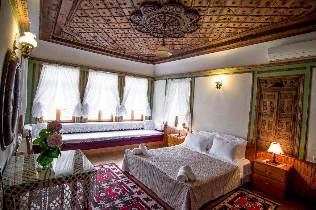 吉诺卡斯特克莱米酒店的一间设有床铺的卧室,位于带窗户的房间内