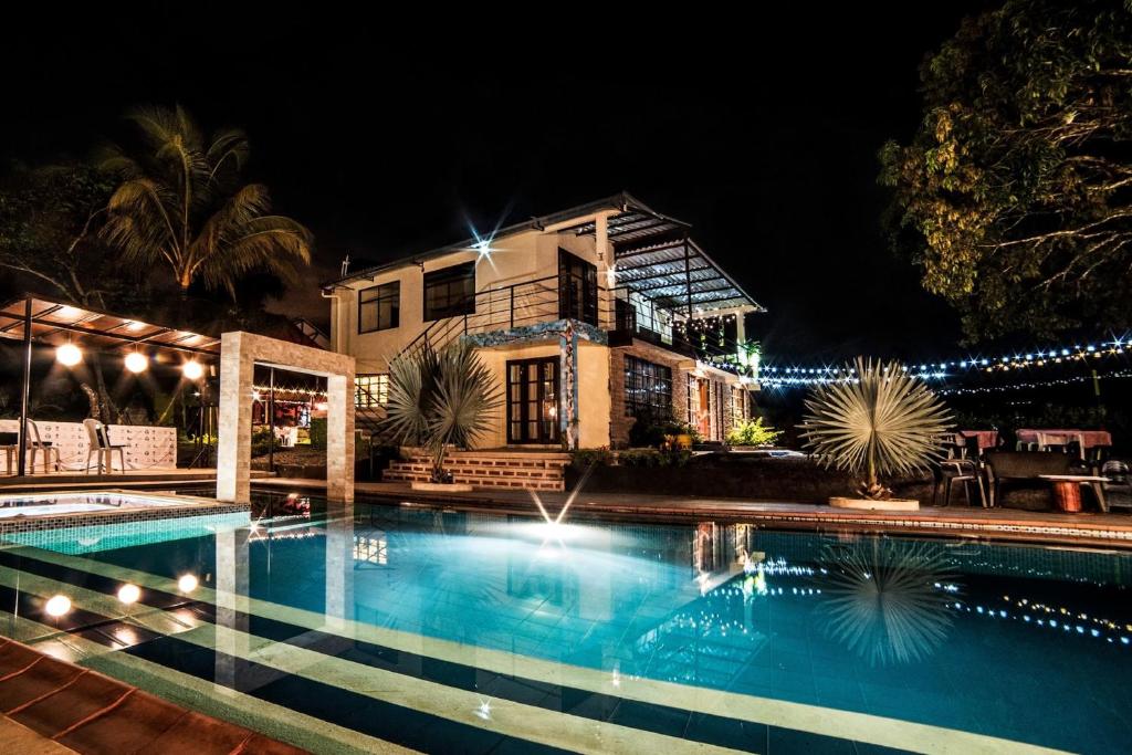 阿卡西亚斯Nuevo Oeste的一座晚上设有游泳池的房子