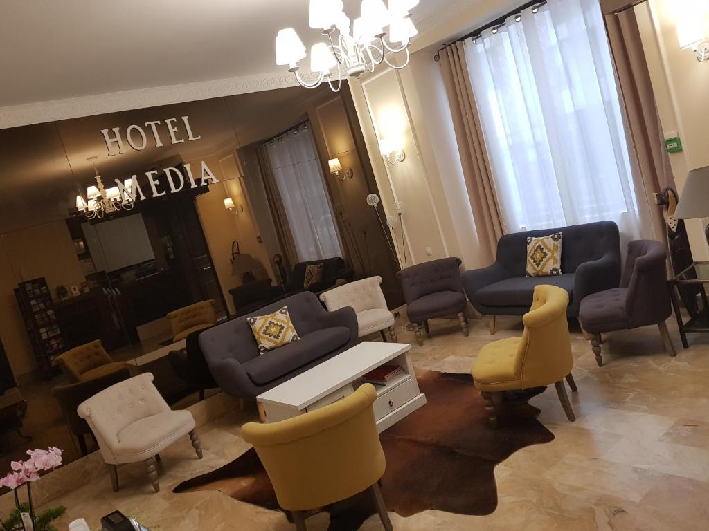 巴黎美迪亚酒店的酒店大堂设有沙发和椅子