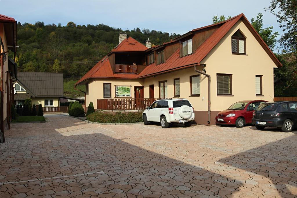 特尔乔夫Chalupa LUKA Terchová的停在房子前面的白色汽车