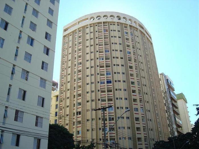 戈亚尼亚Flat Oeste La Residence的两座高楼旁边的一座大建筑