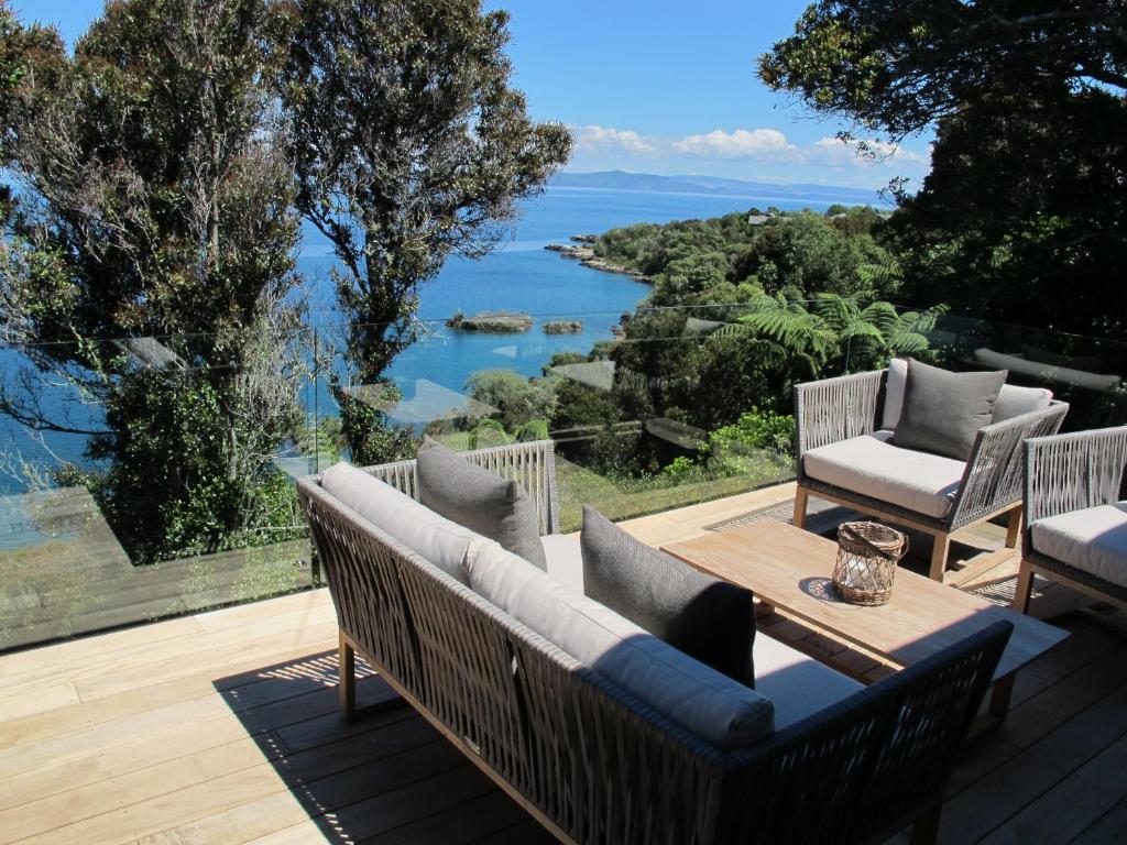 陶波The Point Luxury Villa的一个带桌椅的庭院,享有水景