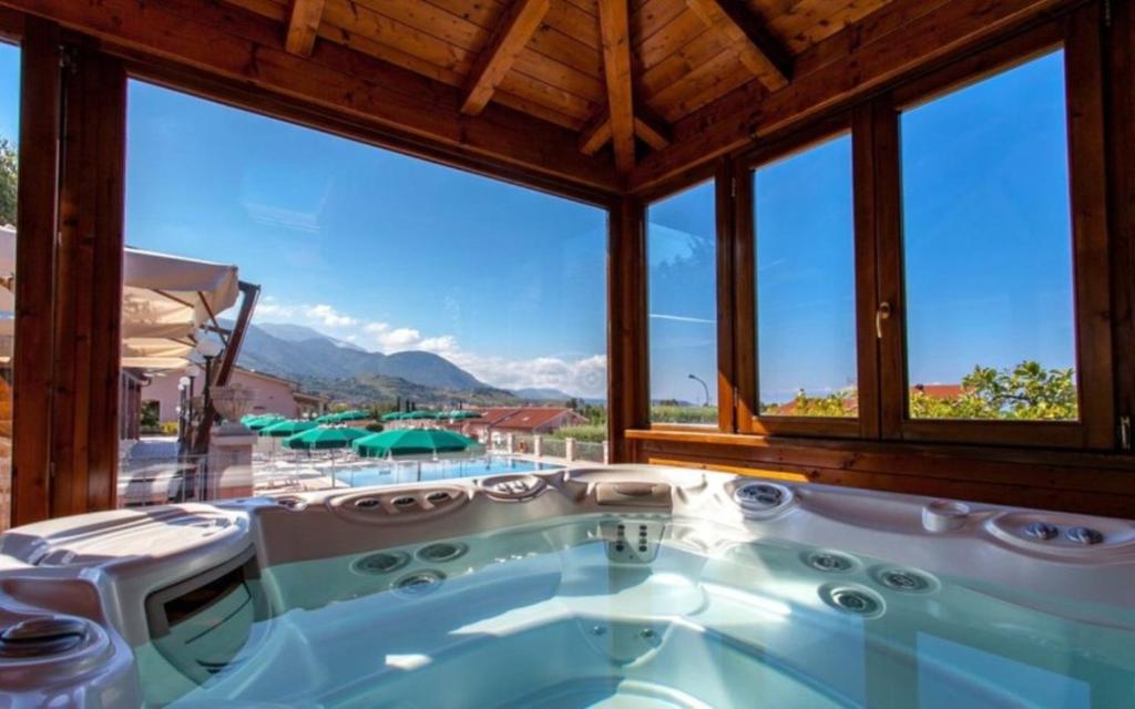 马拉泰亚博尔戈拉塔那餐厅酒店的山景房屋内的热水浴池