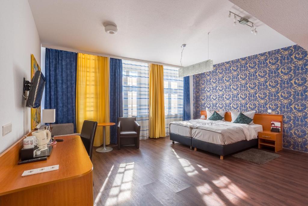 海德堡巴伐利亚霍夫酒店的配有一张床和一张书桌的酒店客房