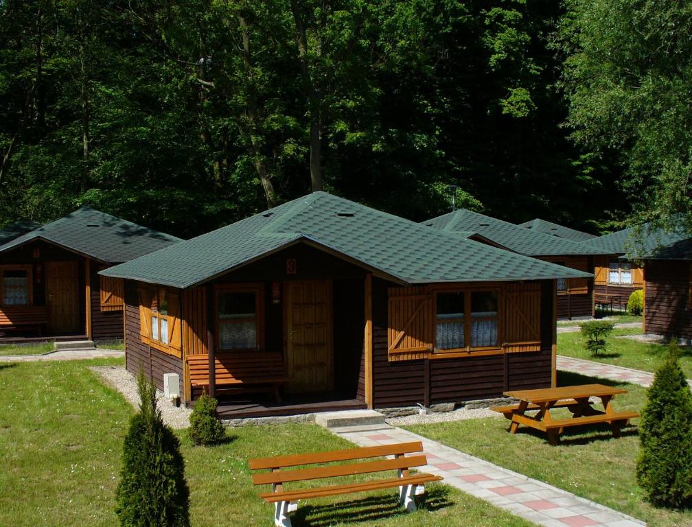 科沃布热格Camping Baltic的小木屋设有野餐桌和长凳
