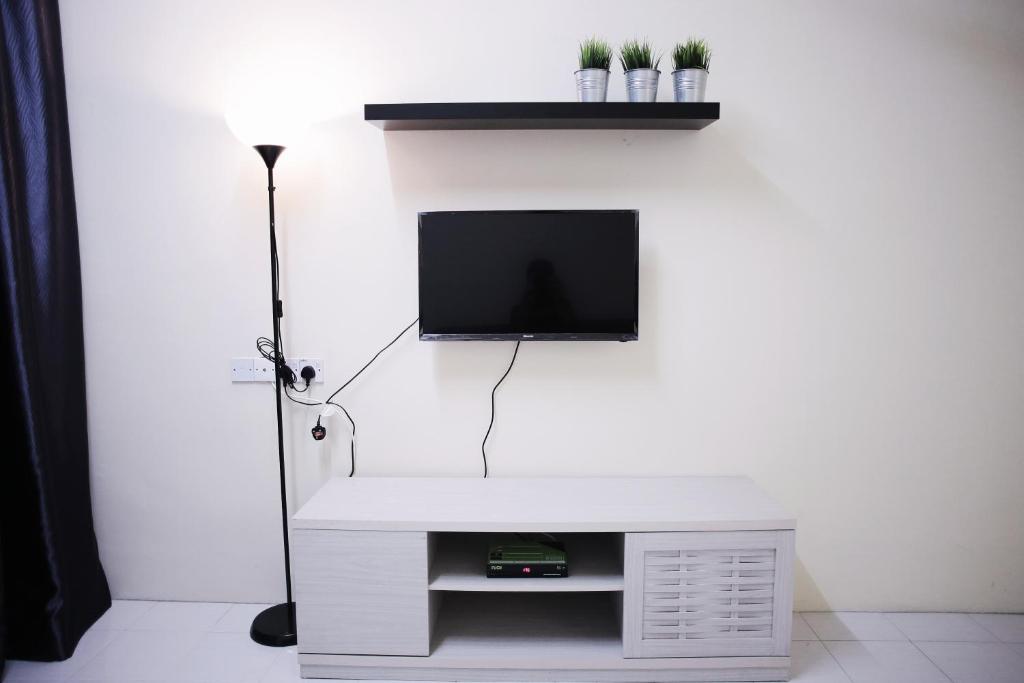 亚娄阿拉吾伊达曼民宿度假屋的一间客厅,在白色的墙上配有电视