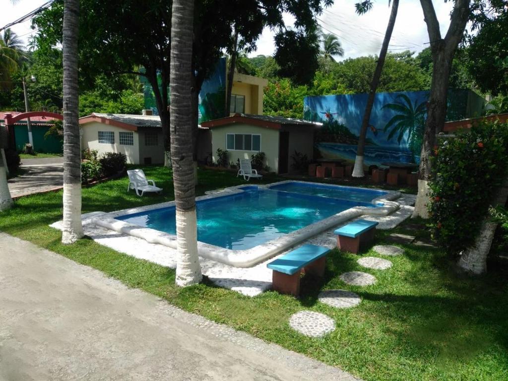 拉利伯塔德Hotel y Restaurante Rincón Familiar的房屋前带滑梯的游泳池
