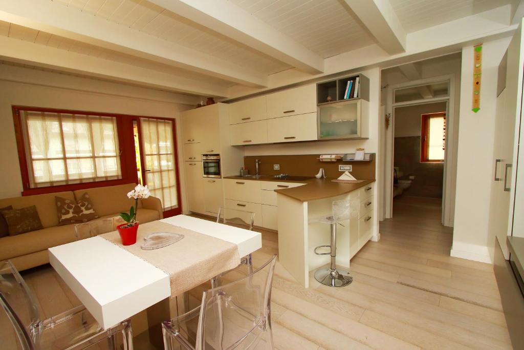 拉伊韦斯Home White的厨房以及带桌椅的起居室。