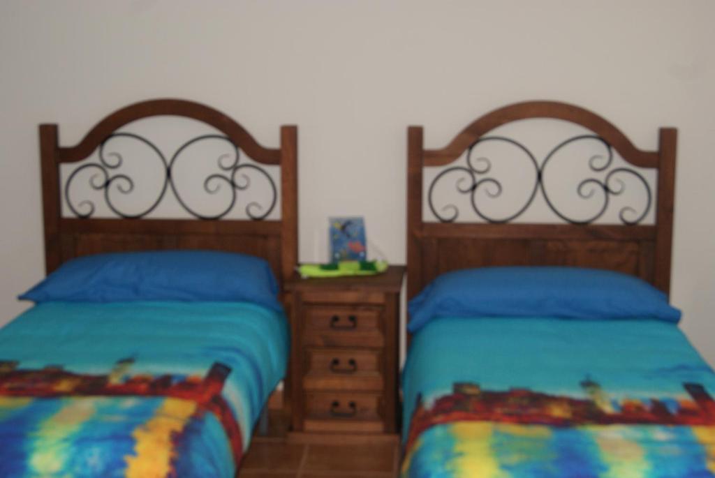 ValbonaApartamentos Hermanas Montolio的卧室内两张并排的床