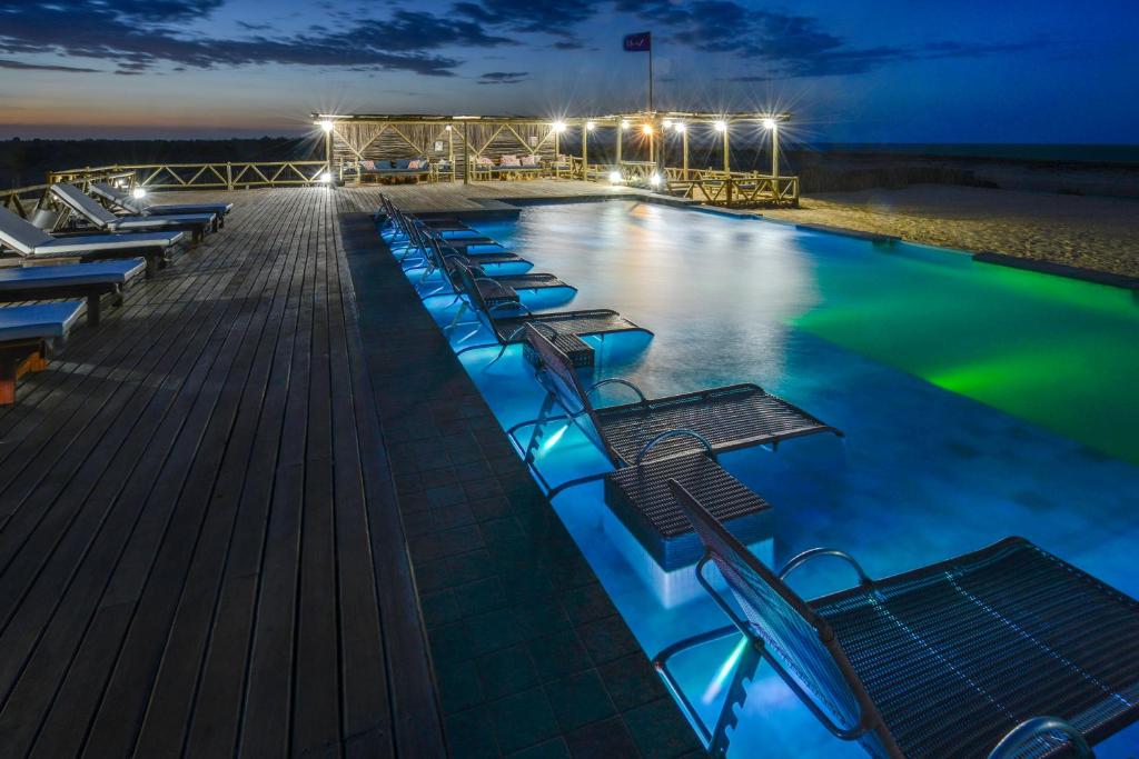 巴拉格兰德BobZ Boutique Resort的夜间游轮上的游泳池