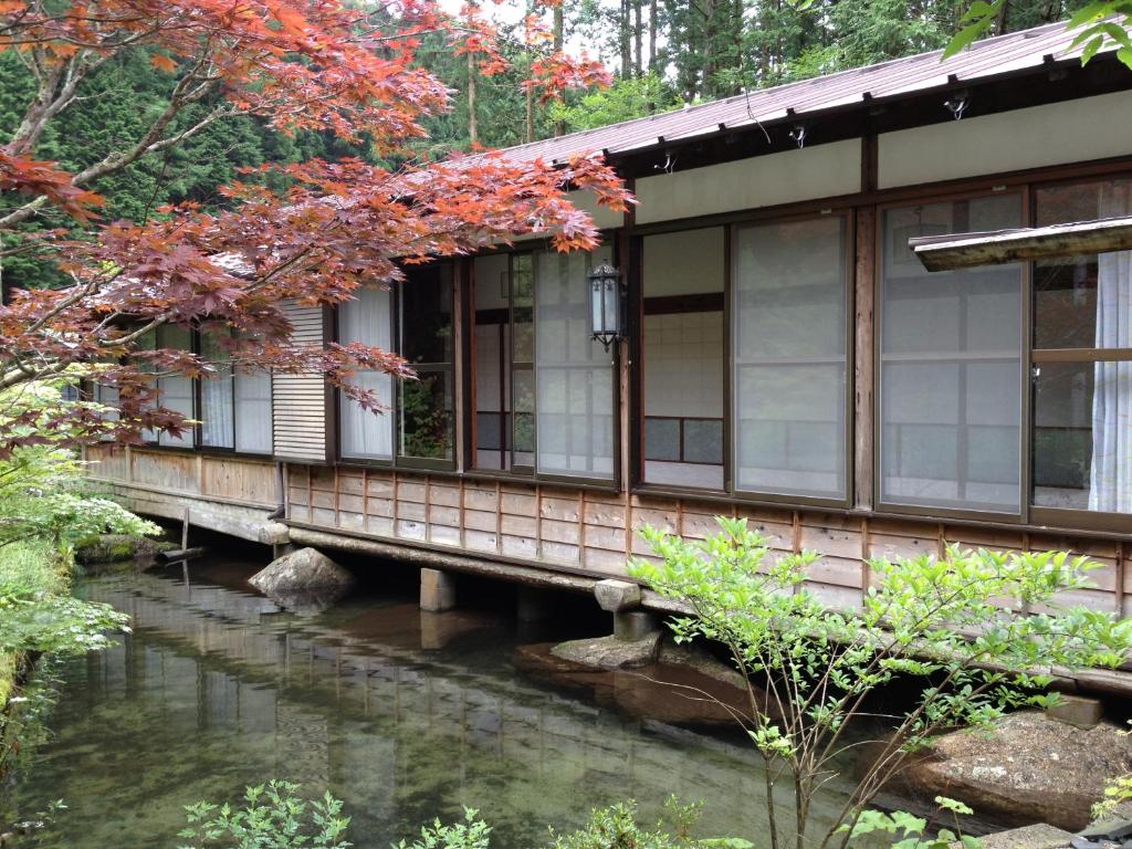 南木曾町Takimi Onsen Inn that only accepts one group per day的河上桥上的房屋