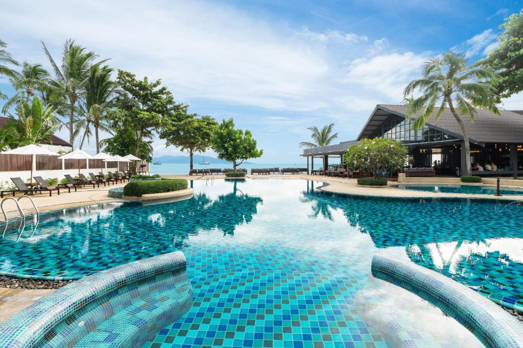 波普托Peace Resort Samui的蓝色瓷砖度假村的游泳池
