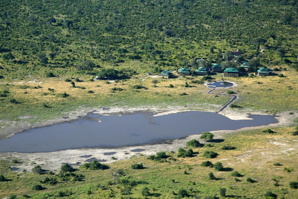 KachikauThobolo's Bush Lodge的田野上两个湖泊的空中景观