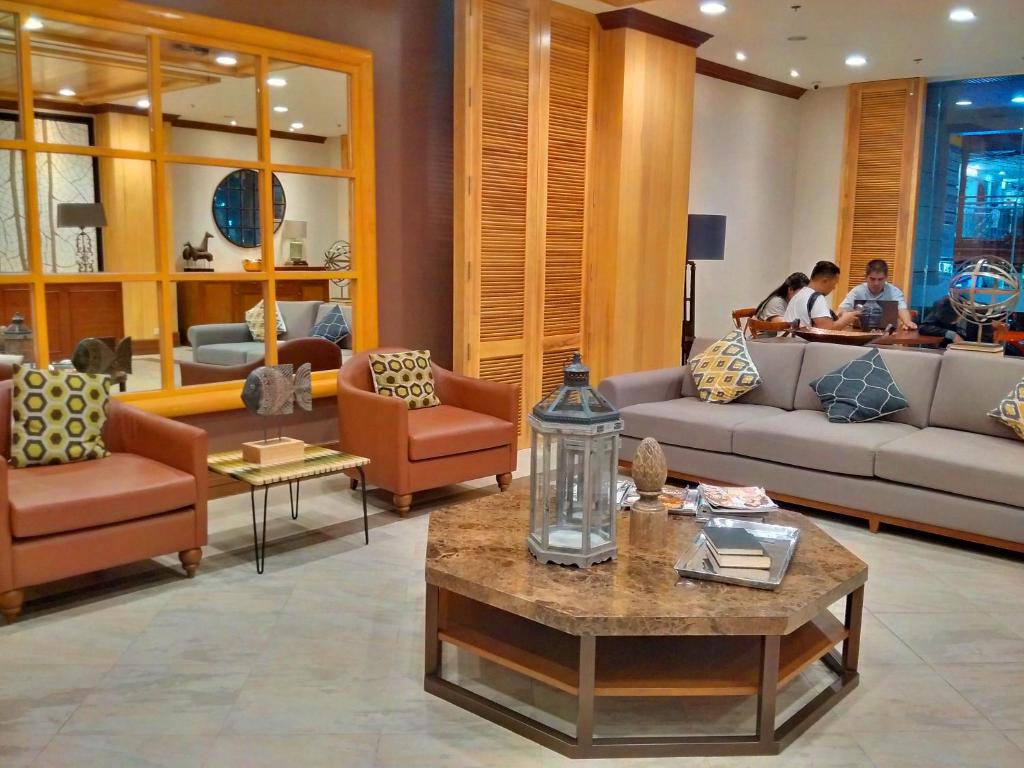 碧瑶雪松山顶公寓 - 靠近会议路市中心 的带沙发、椅子和桌子的客厅