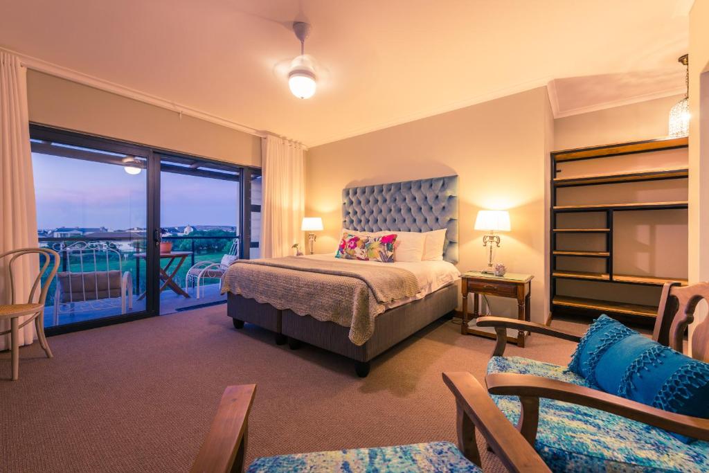 兰格班Le Mahi Guest House的一间卧室设有一张床和一个阳台