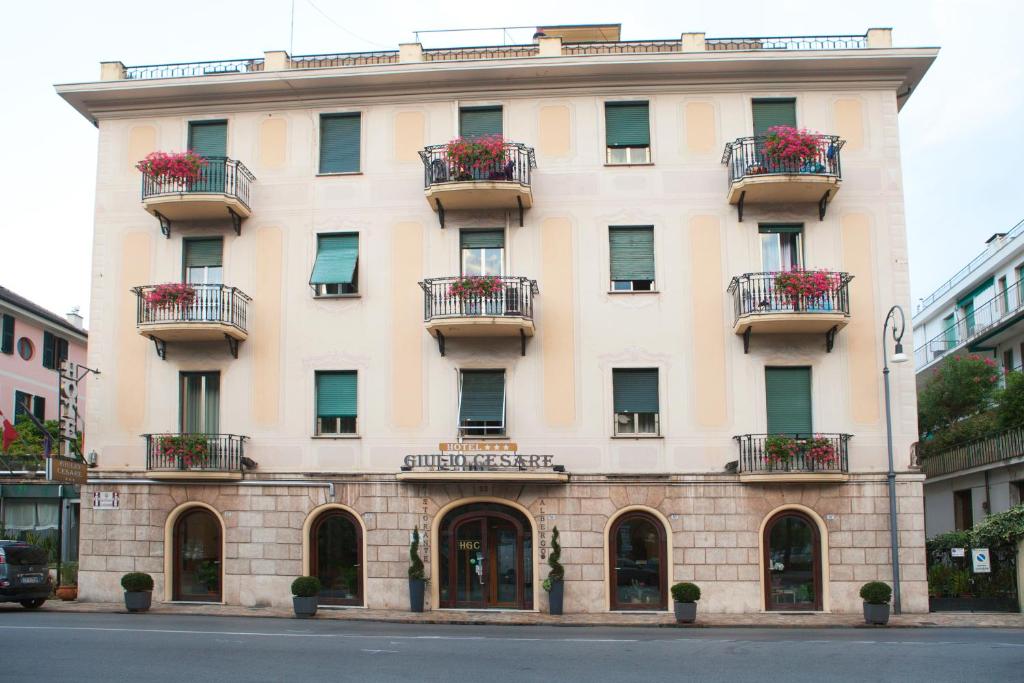 拉帕洛吉里奥斯尔酒店的前方有花盒的建筑