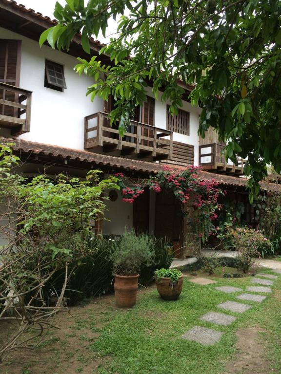 伊利亚贝拉Conforto e Charme em Ilhabela - Chalé 4的两座阳台的房子,院子里有植物