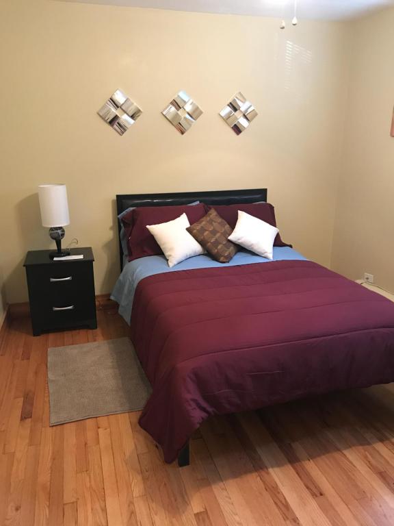 芝加哥法韦尔之梦公寓的一间卧室配有一张带红色床单和枕头的床。