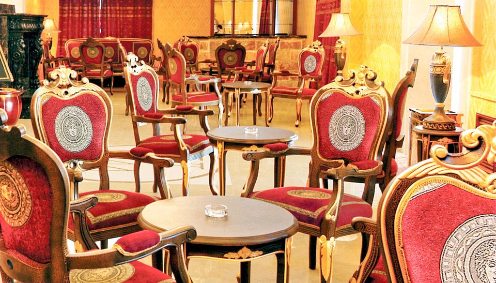 乌兰巴托白屋酒店的一间摆放着许多桌椅的房间