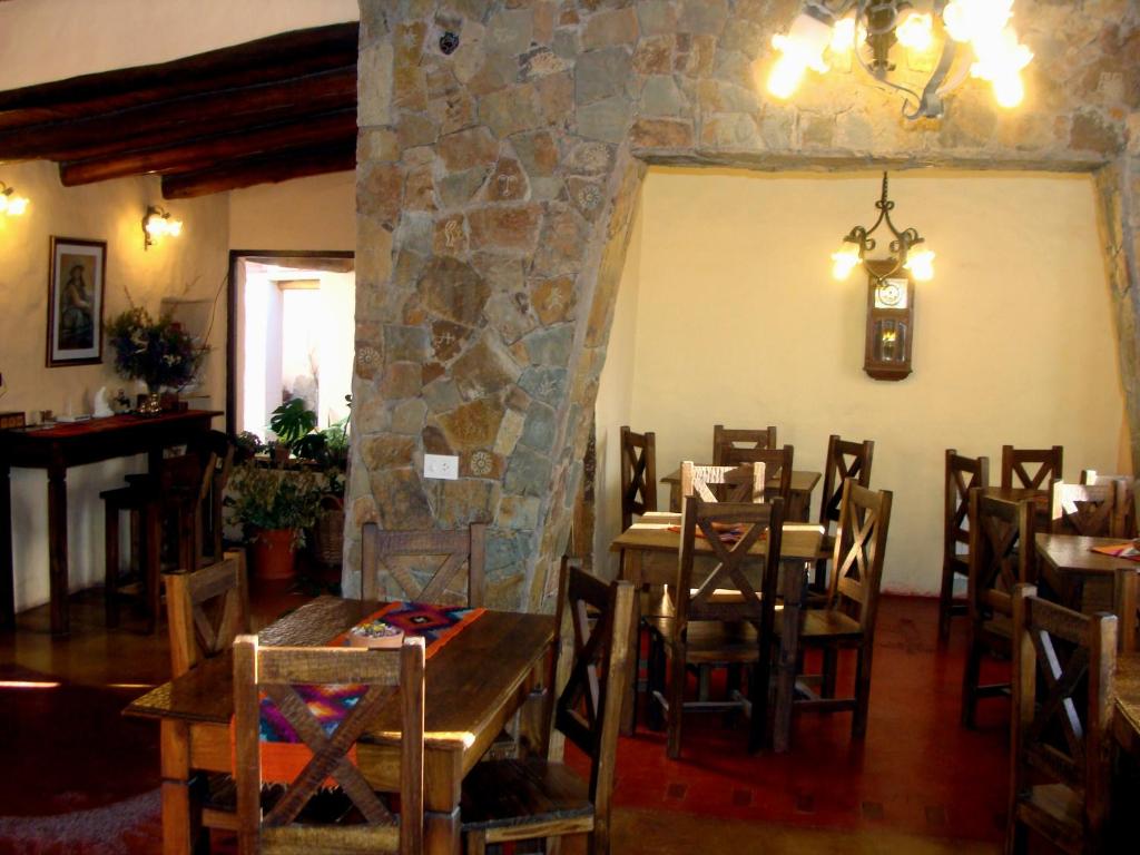 蒂尔卡拉图配斯特酒店的一间带桌椅和石墙的用餐室