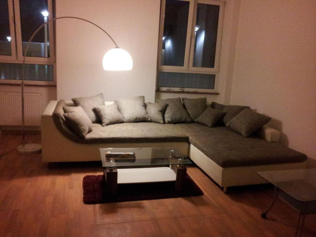 弗尔克林根Gästehaus Samuel的客厅配有沙发和桌子