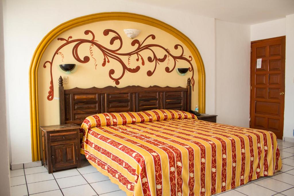殖民酒店客房内的一张或多张床位