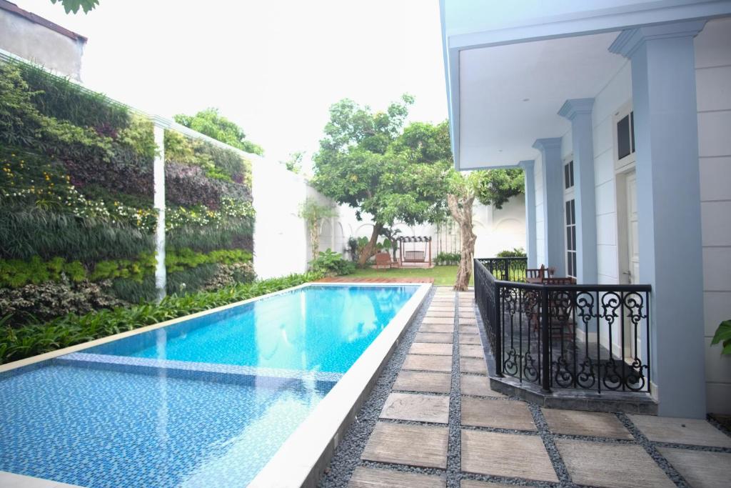 泗水鲁曼卡塔亚雅酒店的一座房子后院的游泳池