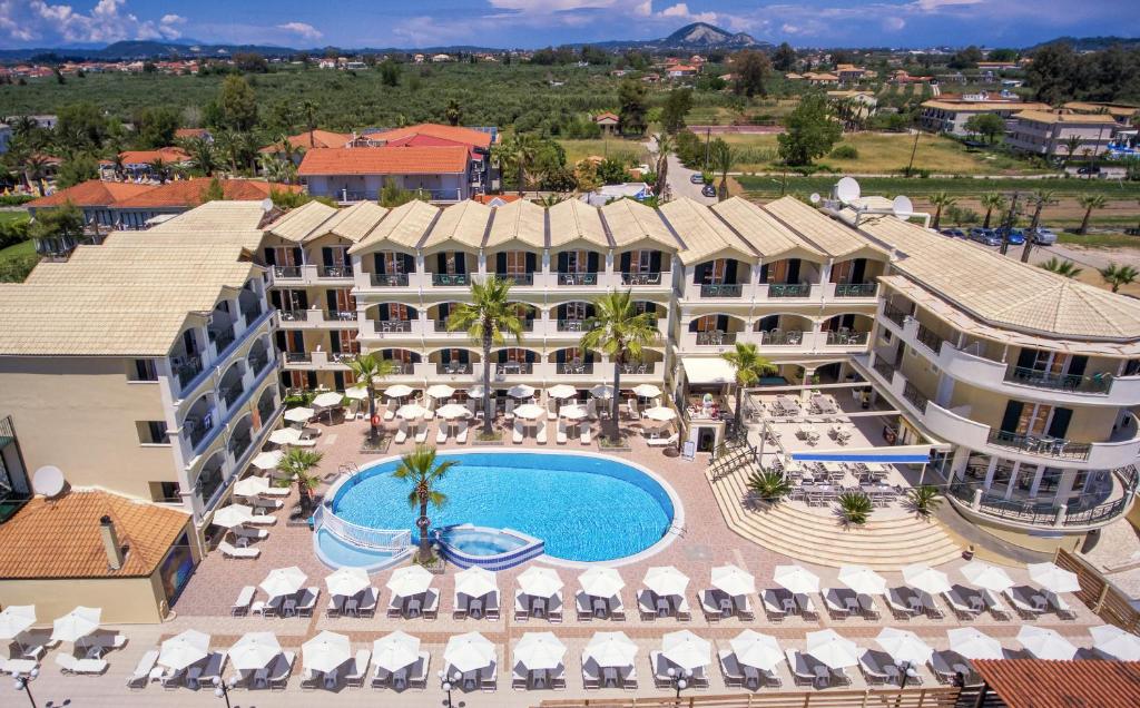 拉加纳斯Zante Atlantis Hotel的享有带游泳池的度假村的空中景致