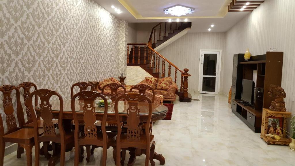 大叻Căn hộ Cherry House Đà Lạt的一间带桌子和沙发的用餐室
