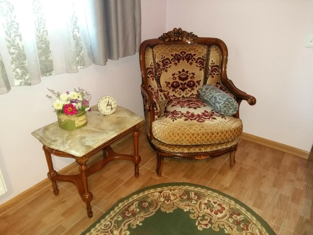 库塔伊西Guest House Panda的客厅配有椅子和桌子