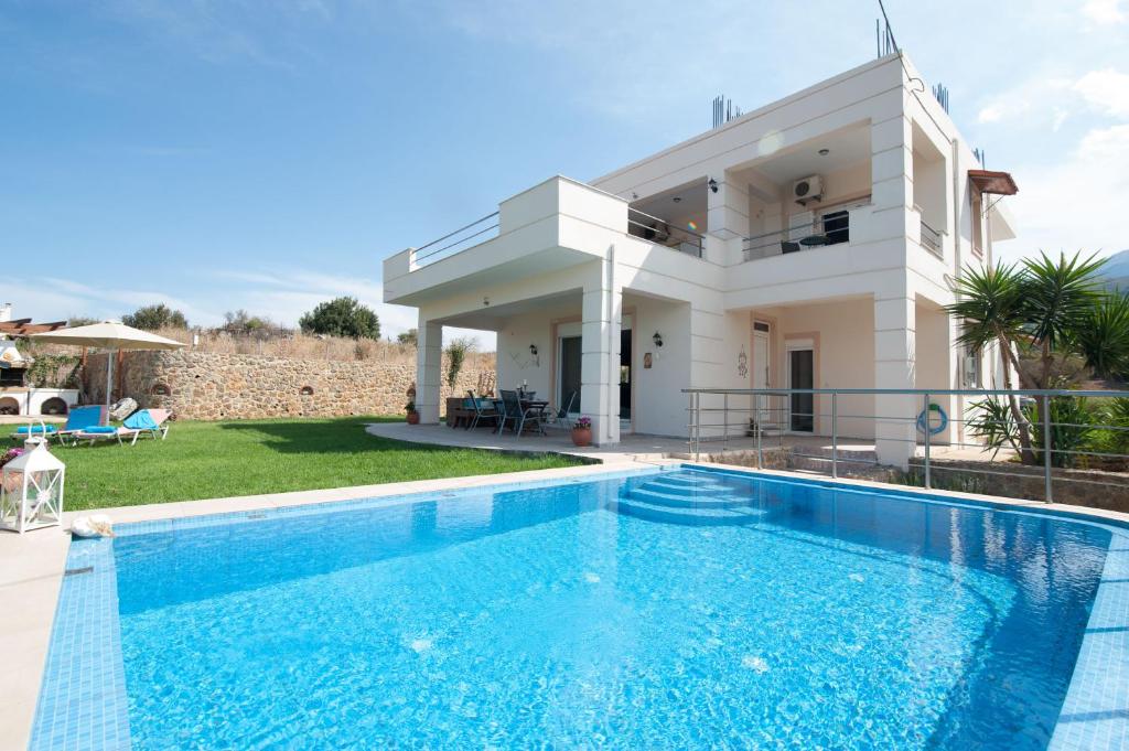 耶奥伊乌波利斯Villa Amfimala的别墅前设有游泳池