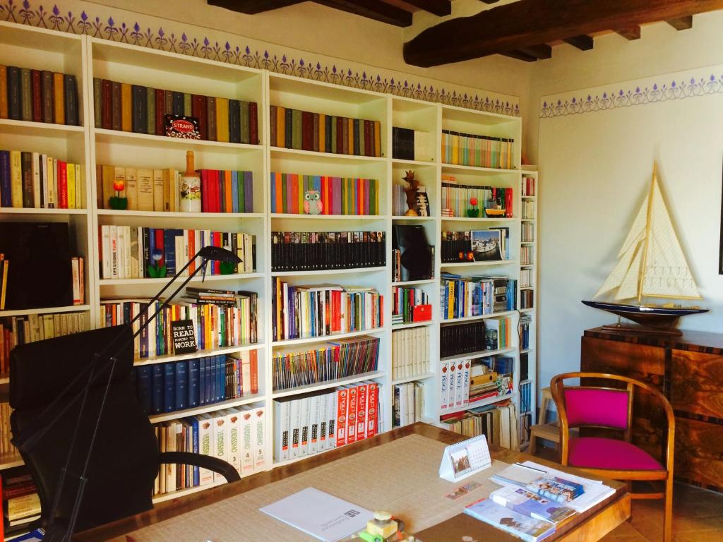 森普罗尼亚诺Le Antiche Mura的一间设有书架的大房间