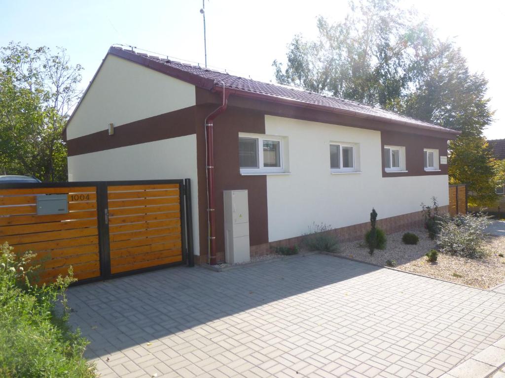 捷伊科维采Pohoda Morava的白色和棕色的房子,设有车库