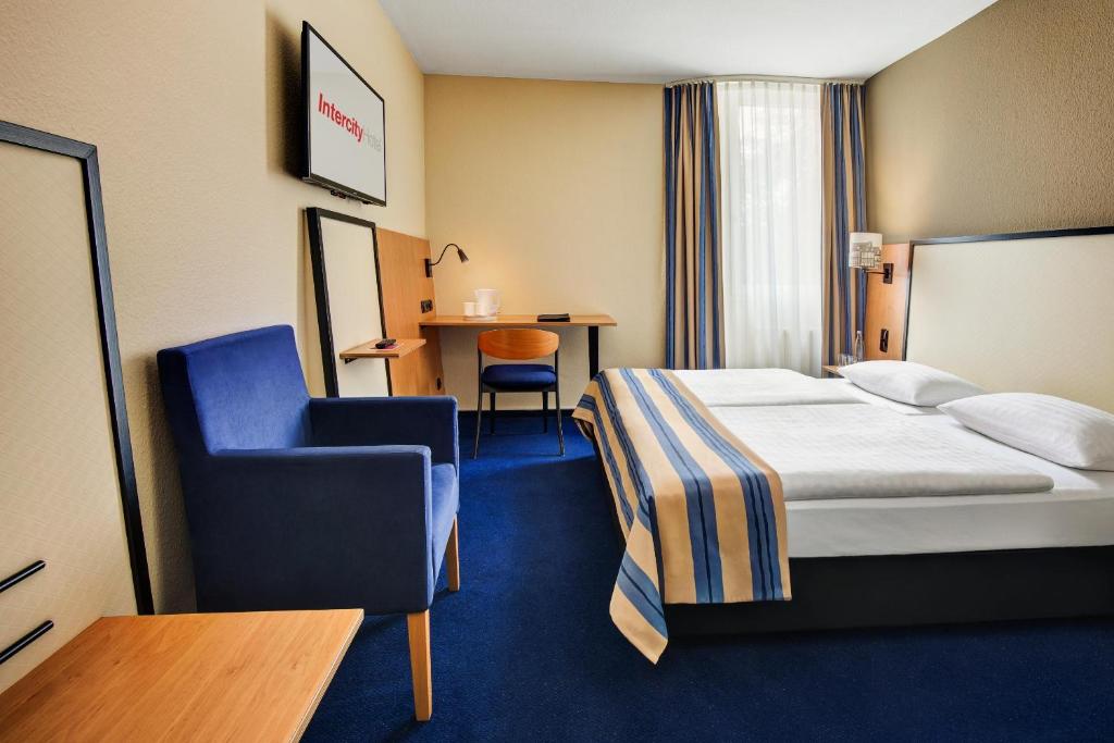 策勒策勒城际酒店的配有一张床和一把椅子的酒店客房