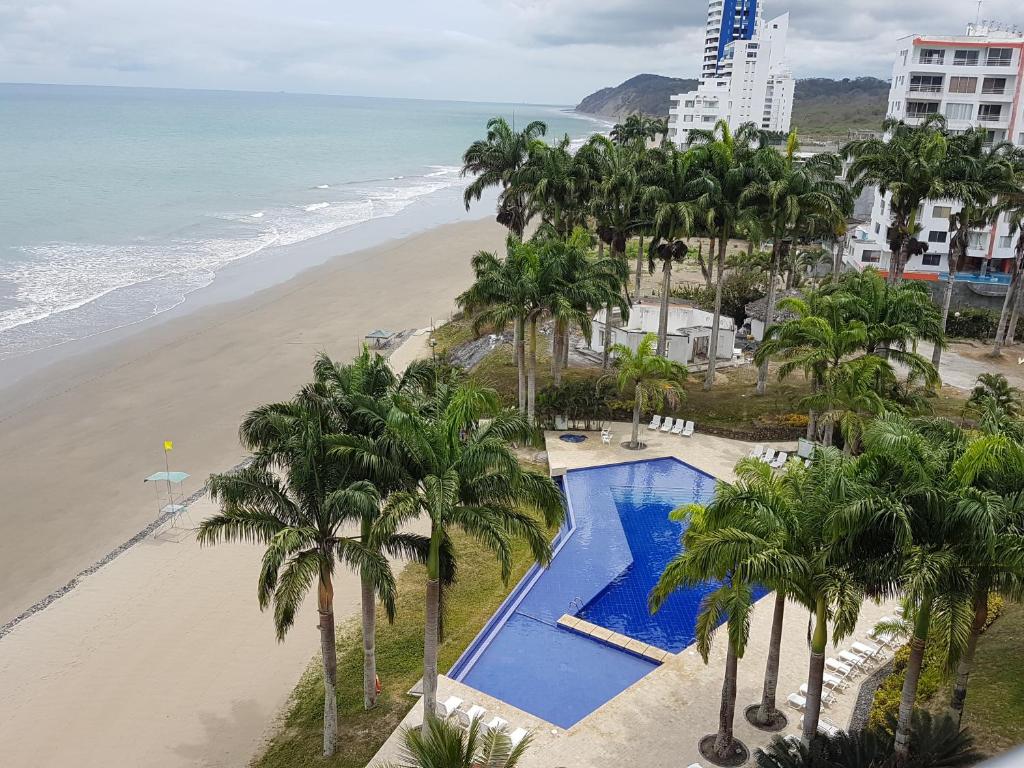 通苏帕Makana Suite 6-11的享有海滩的空中景致,设有游泳池和棕榈树