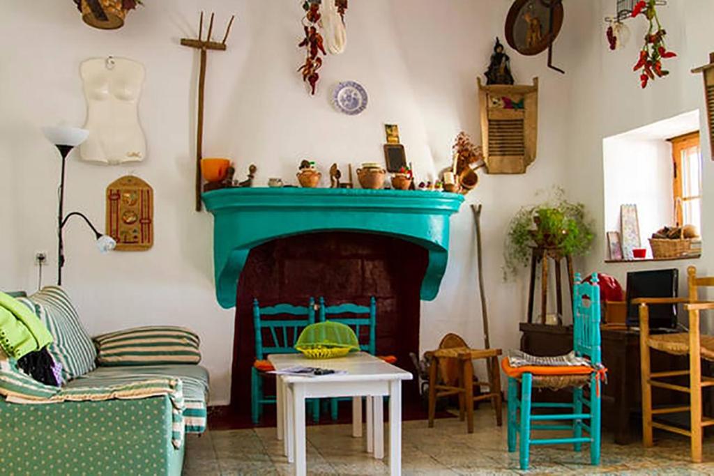 Los RomerosLa Rana Verde Casa Rural的客厅设有壁炉,配有绿地