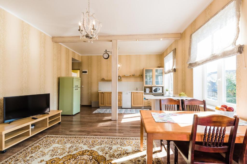 哈普萨卢Reta Apartemendid的厨房以及带桌子和电视的用餐室。