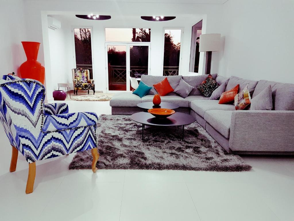 马拉喀什Oxygène的客厅配有沙发和桌子