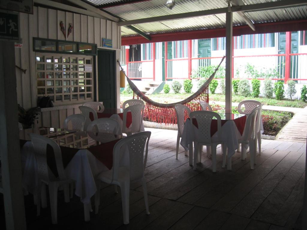 Puerto NariñoHotel Lomas del Paiyü的大楼内带桌椅的用餐室