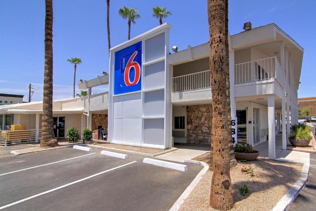斯科茨Motel 6 Old town Scottsdale Fashion Square的停车场有标志的酒店