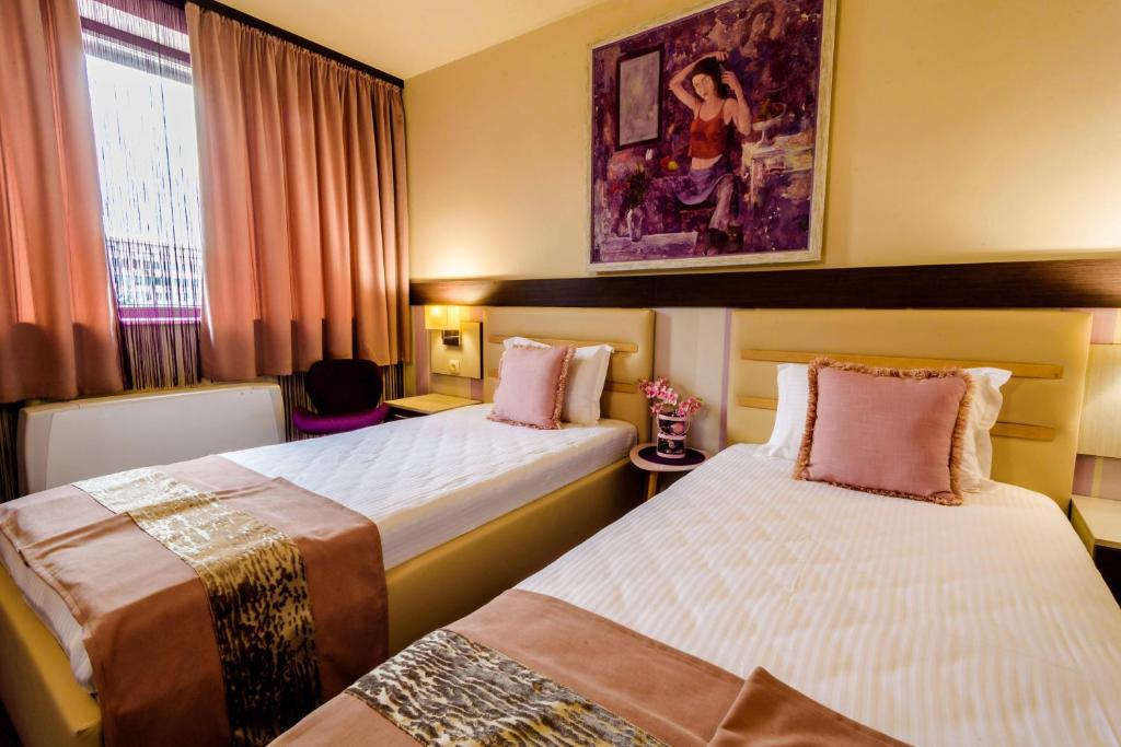 普列文罗斯托夫酒店的酒店客房设有两张床,墙上挂有绘画作品