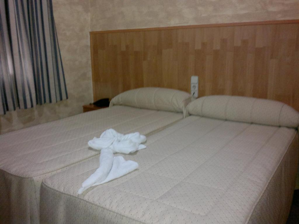 Numancia de la Sagra梅斯旅馆的床上有一堆白色毛巾