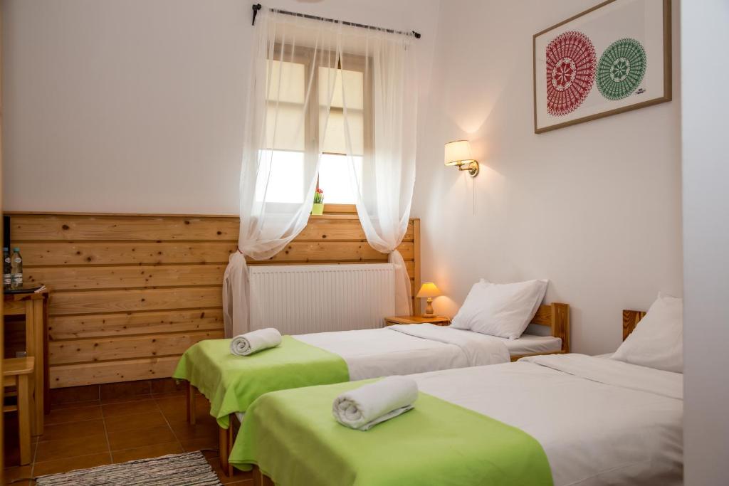 WydmusyKurpiowska Kraina的酒店客房设有两张床和窗户。